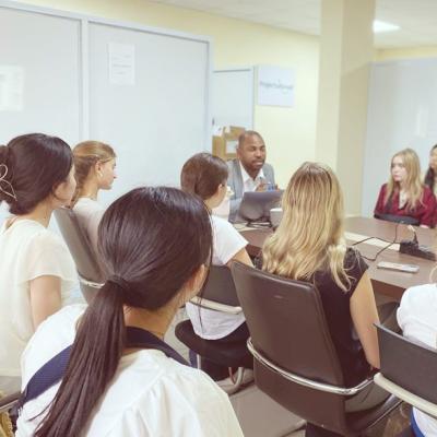 インターン学生がミーティングでマネージャーの話を聞く